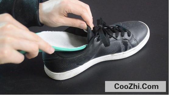如何简单有效的去除鞋子里的臭味 