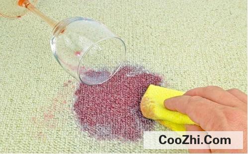 浅色地毯上的红酒渍怎么洗